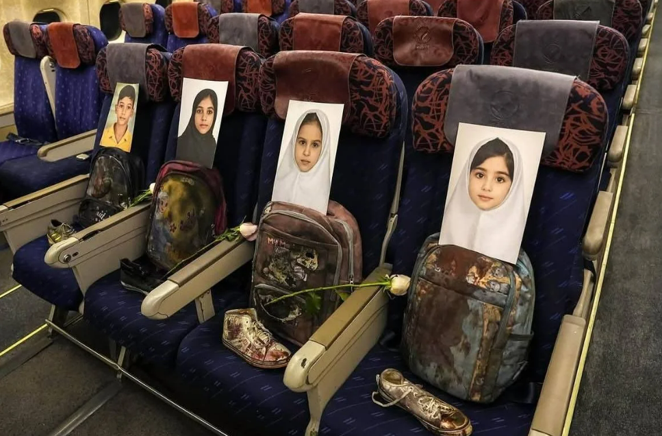 प्लेन की सीट पर बच्चों की फोटो के साथ उनके बैग्स और जूते भी रखे हैं।