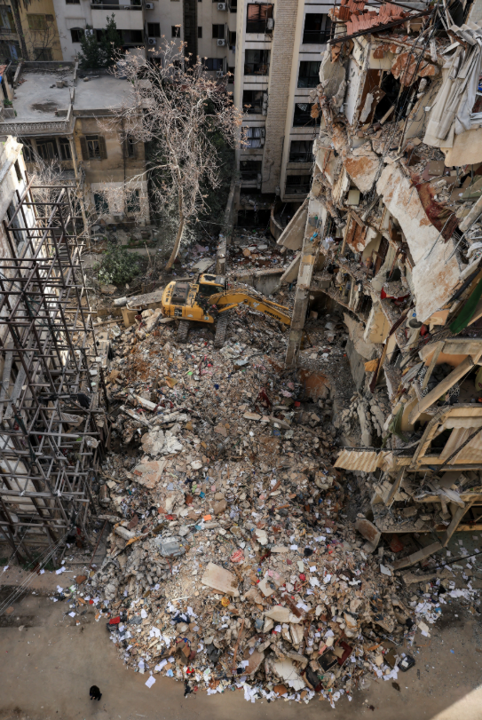 इजराइली हमले में एक बिल्डिंग तबाह हो गई। क्रेन से इसका मलबा हटाया जा रहा है।