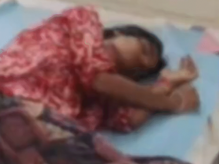 युवती की हालत नाजुक बनी हुई है।