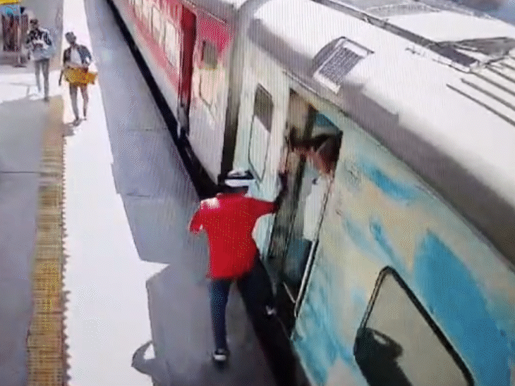दाऊद ने ट्रेन के दरवाजे का हैंडल पकड़ने की कोशिश की। लेकिन वो छूट गया।