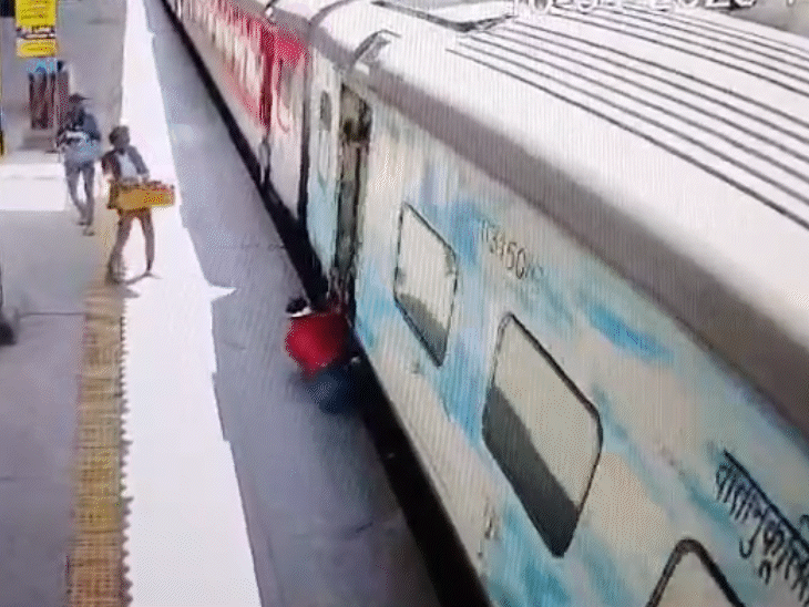 युवक फिसलकर ट्रेन और प्लेटफॉर्म के बीच की खाली जगह में गिर गया।