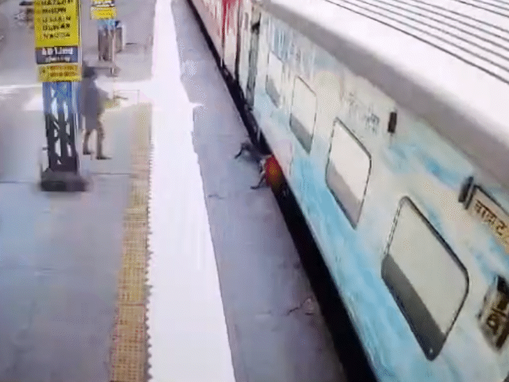 उसका शरीर गोल घूमता हुआ पटरी पर चला गया। जहां वो पहिये के नीचे आ गया।