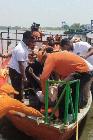 रेस्क्यू ऑपरेशन के दौरान एक पर्यटक का शव यमुना नदी से बरामद हुआ। उनकी पहचान मानिक टंडन के रूप में हुई।