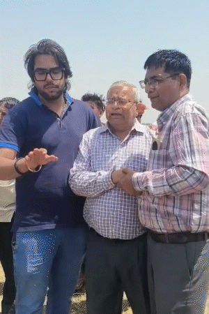 बेटे का शव देखकर पिता खुद को संभाल नहीं पाए। फूट-फूट कर रोने लगे।