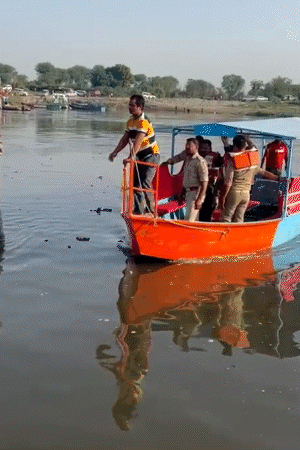 आर्मी समेत 250 लोगों की टीम रेस्क्यू ऑपरेशन में लगी हुई है। 14 किमी के दायरे में लापता लोगों की तलाश की जा रही है।