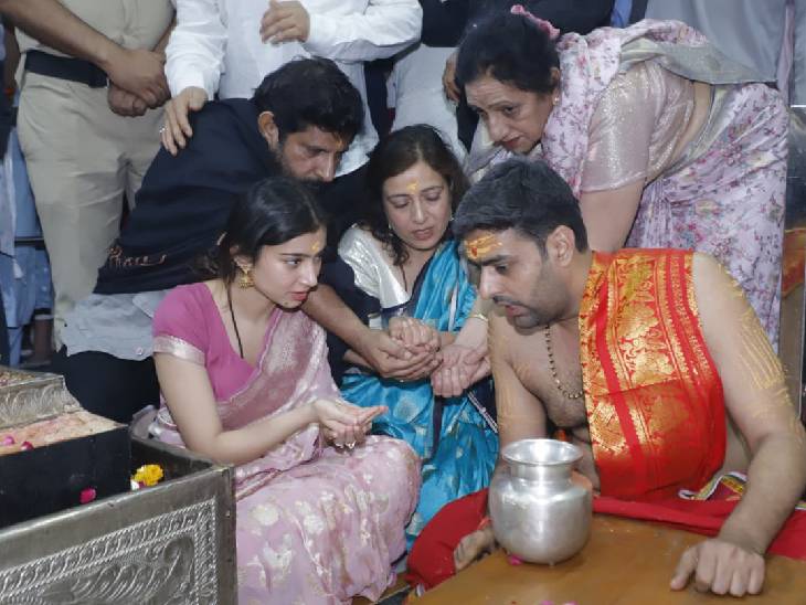 सारा ने महाकाल की पूजा-अर्चना भी की।