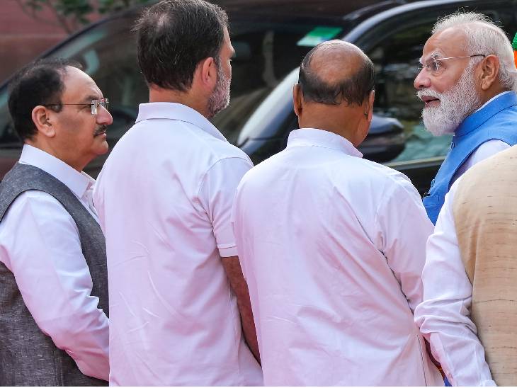 पीएम और राहुल जब बात कर रहे थे तब जेपी नड्डा भी उनके बगल में खड़े थे।