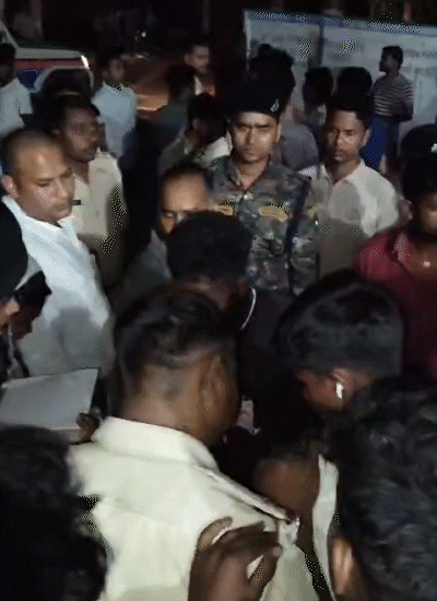 घटना की सूचना मिलने के बाद मौके पर जुटी स्थानीय लोगों की भीड़।