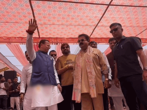 शो में उत्तराखंड के मुख्यमंत्री पुष्कर सिंह धामी ने स्टेज से मासूम शर्मा का हाथ भी उठाया।