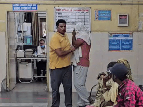 आरोपी चांदवीर को मेडिकल के लिए अस्पताल में लेकर आई टीम।