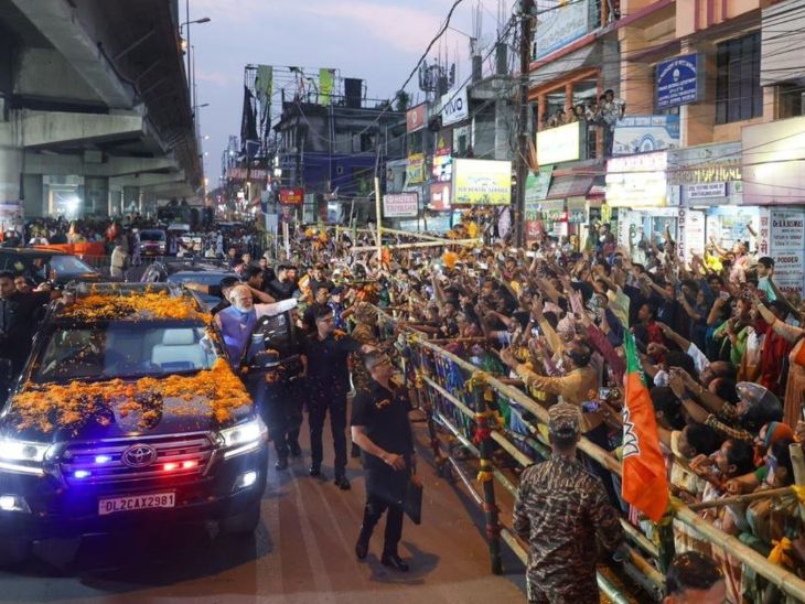 सिलीगुड़ी में PM ने रोड शो के दौरान गाड़ी से लोगों का अभिवादन किया।