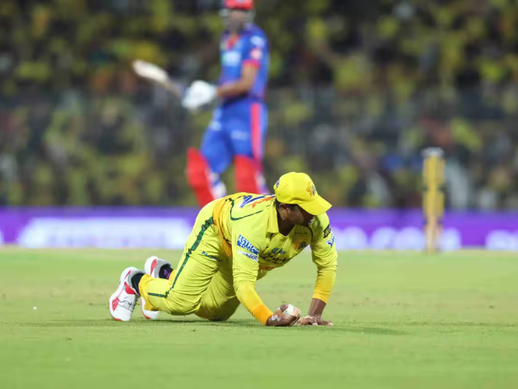 सरफराज खान ने एक रन पर अक्षर का कैच लपका।