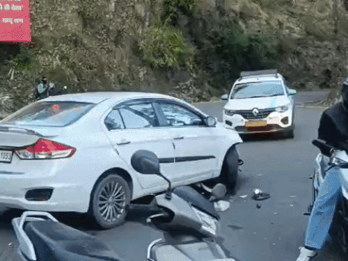 (Accident on Bhawali-Naini Bend Bypass) Bhalii Nainital Car Accident | Baleno Falls 25m Ditch
