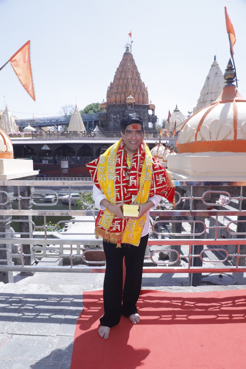 फैशन डिजाइनर मनीष मल्होत्रा ने ज्योतिर्लिंग भगवान महाकालेश्वर के दर्शन किए।