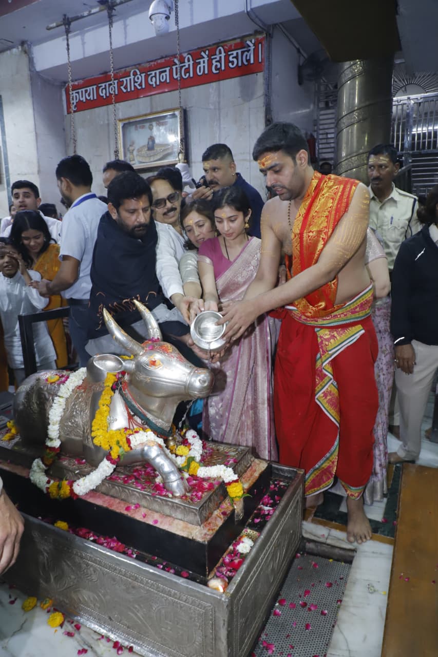 माता पिता के साथ जल अर्पित करती सारा