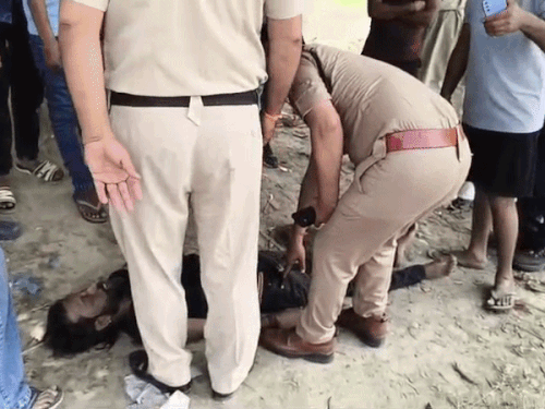 पानीपत में शव की पहचान के लिए प्रयास करती पुलिस व स्थानीय निवासी। - Dainik Bhaskar