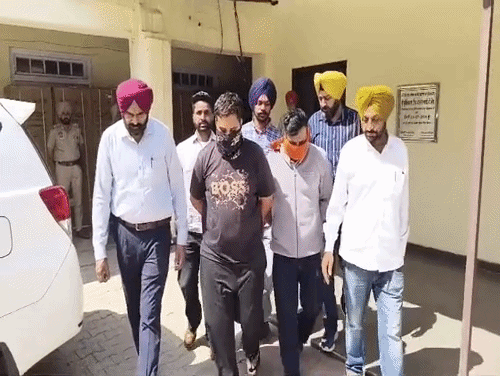 आरोपियों को पेश करने ले जाते पुलिस अधिकारी।