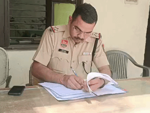 भिवानी के अस्पताल में कार्रवाई करते हुए पुलिस। - Dainik Bhaskar