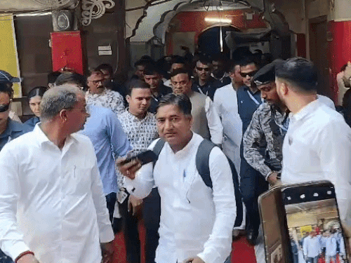 असम चुनाव का मतदान होने के बाद शनिवार को सालासर पहुंचे मुख्यमंत्री हिमंता बिस्वा सरमा।