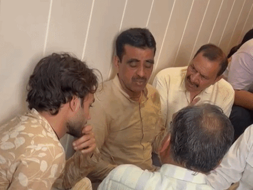 विजय कुमार ने कहा कि मैं खुद नाव में सवार था। मेरे सामने ही पत्नी और बेटा डूब गए।