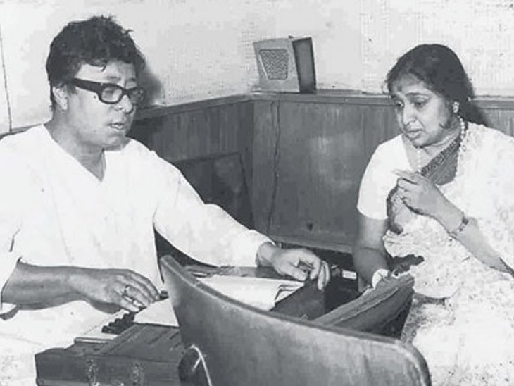पंचम दा के साथ रिहर्सल करतीं आशा भोसले।