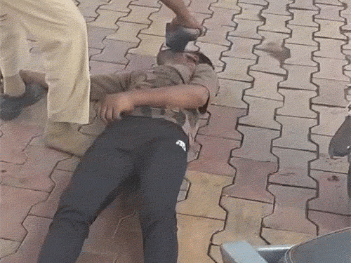 आरोपी को मिर्गी के दौरे आने लगे, जिससे वह जमीन पर गिर गया।