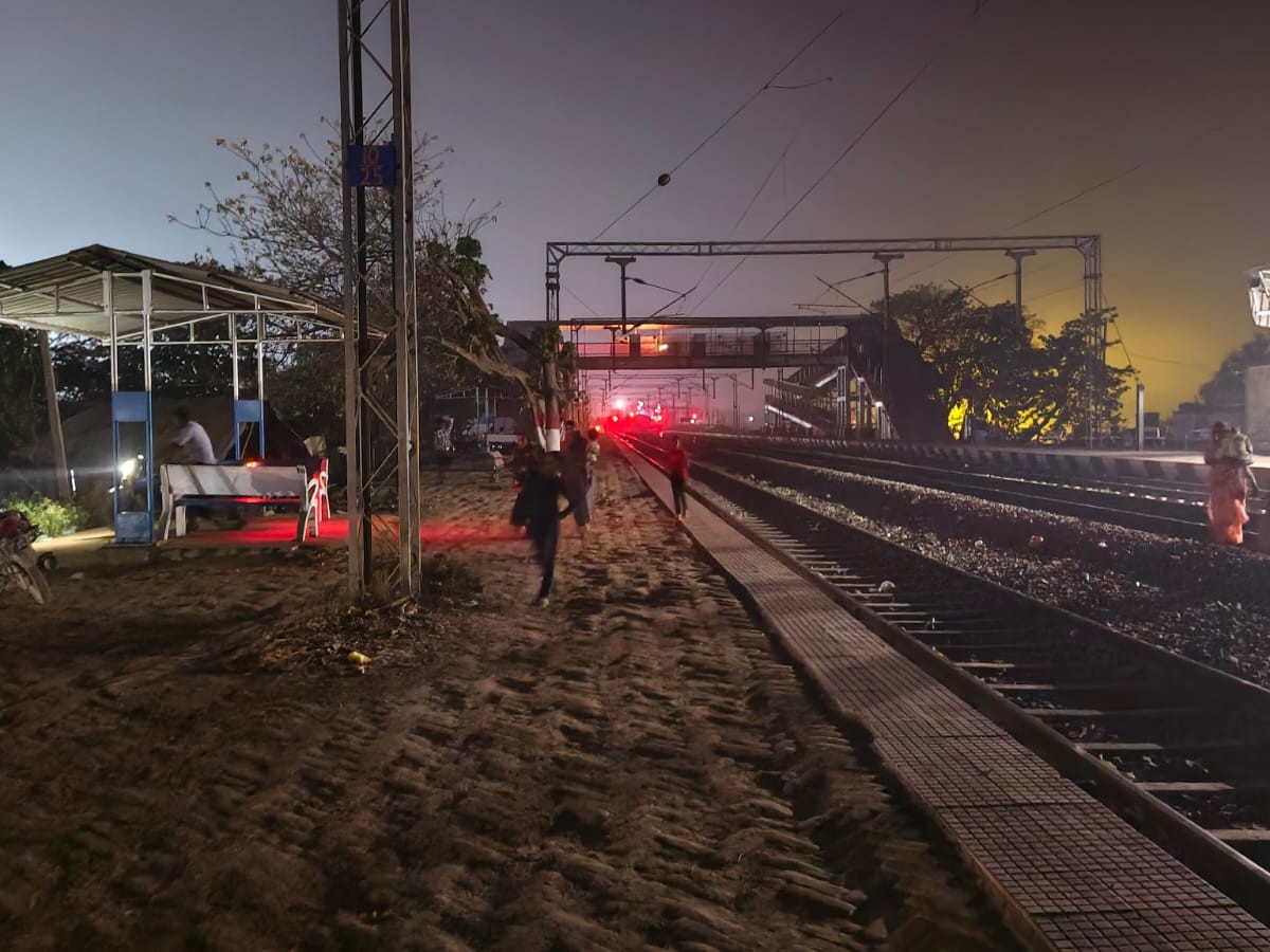 Dhamara Ghat Station Darkness: Passengers Face Trouble Waiting For Train