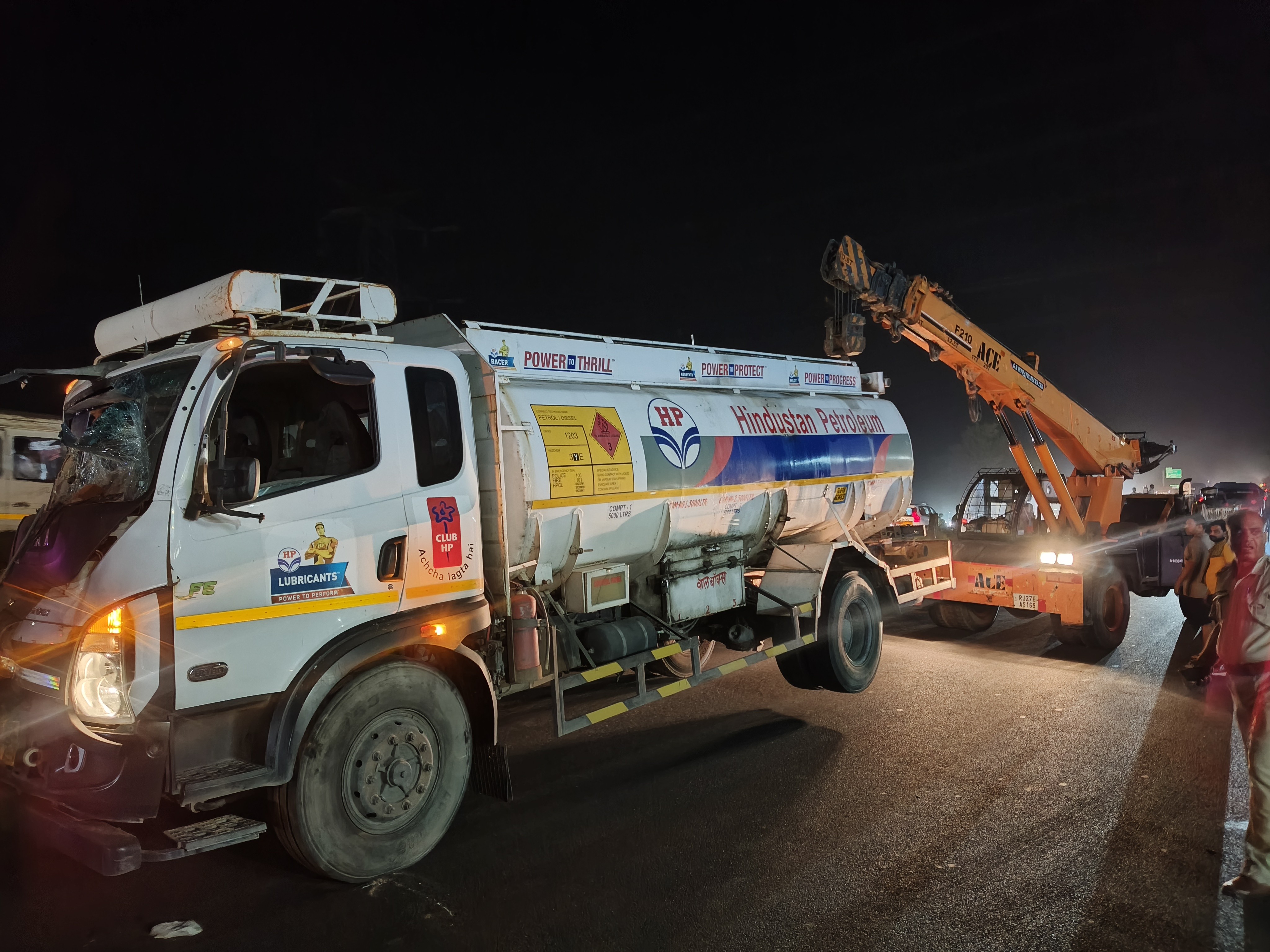 NHAI की क्रेन से टैंकर को हटाया गया।