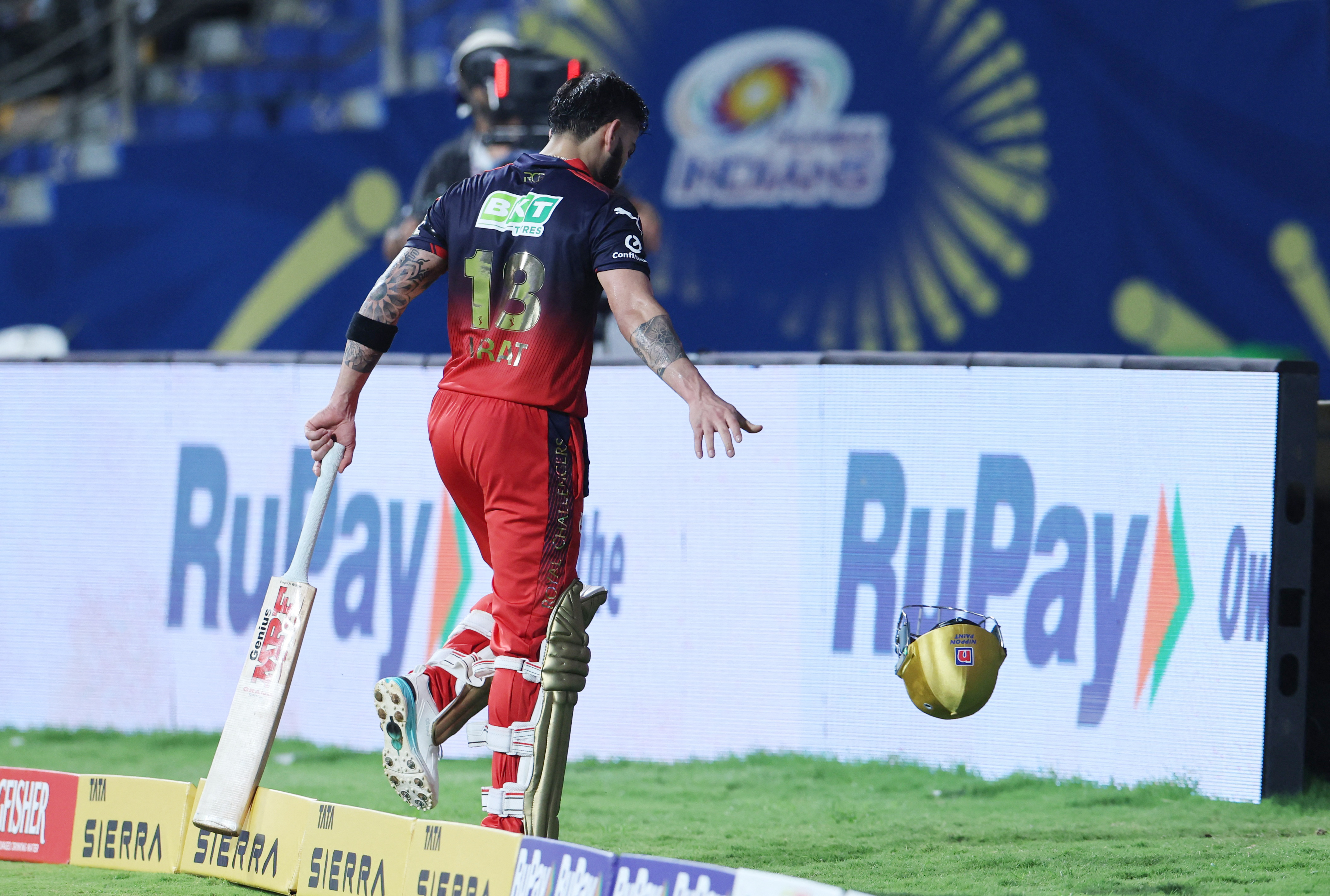 कोहली ने आउट होने के बाद अपना हेलमेट फेंक दिया।