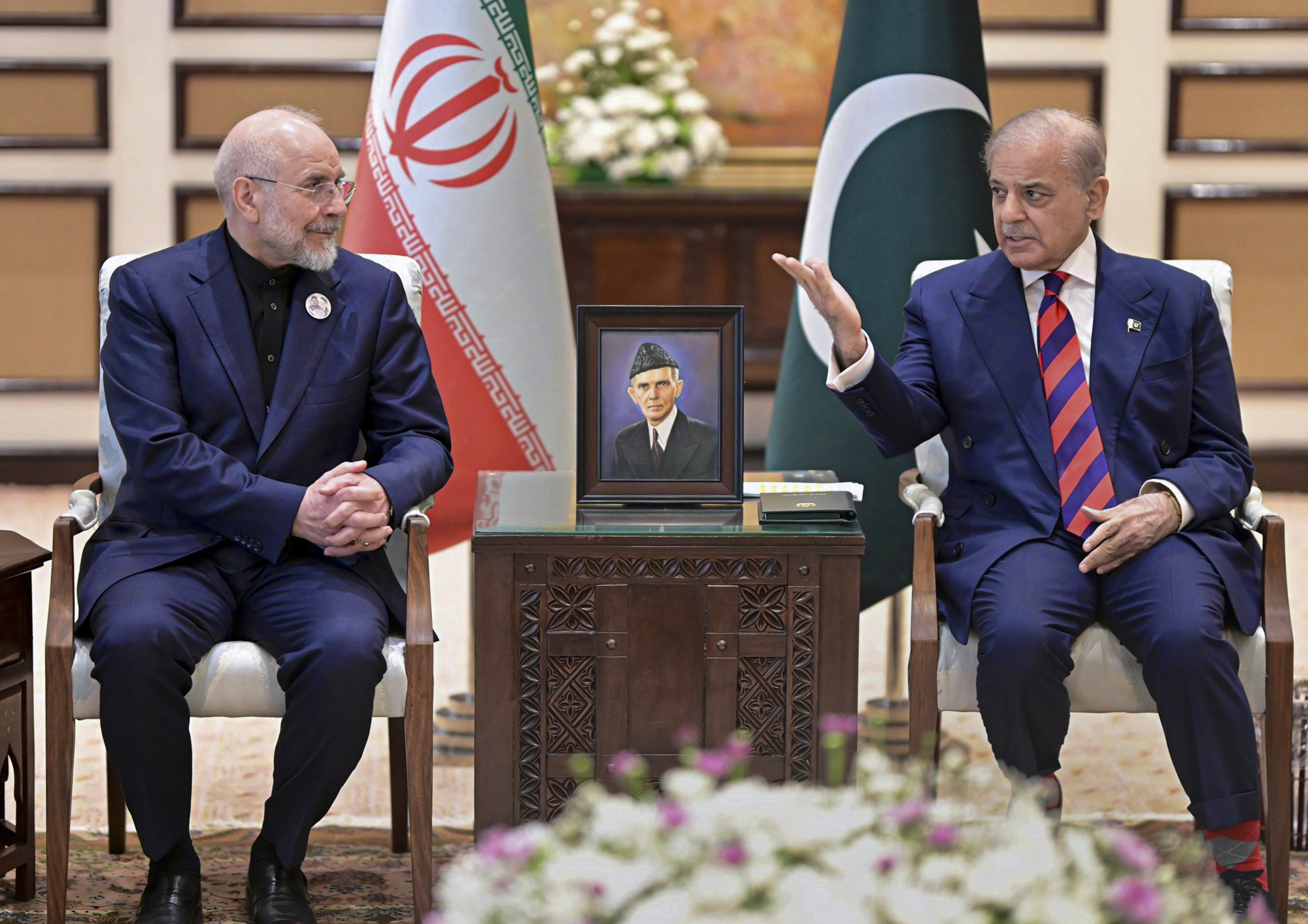 ईरानी संसद के स्पीकर मोहम्मद बाघेर गालिबाफ ने इस्लामाबाद में शहबाज शरीफ से मुलाकात की।