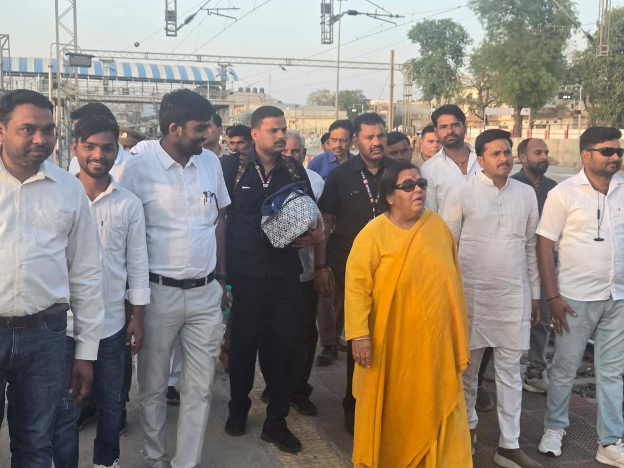 पूर्व मुख्यमंत्री उमा भारती झांसी रेलवे स्टेशन पर(फाइल फोटो)