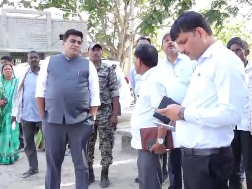 विभाग सम्बद्ध अधिकारीयों को समस्याओं के समाधान करने के निर्देश देते हुए कलेक्टर