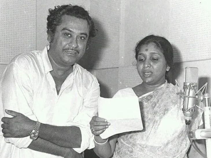 किशोर कुमार के साथ रिकॉर्डिंग करतीं आशा भोसले।