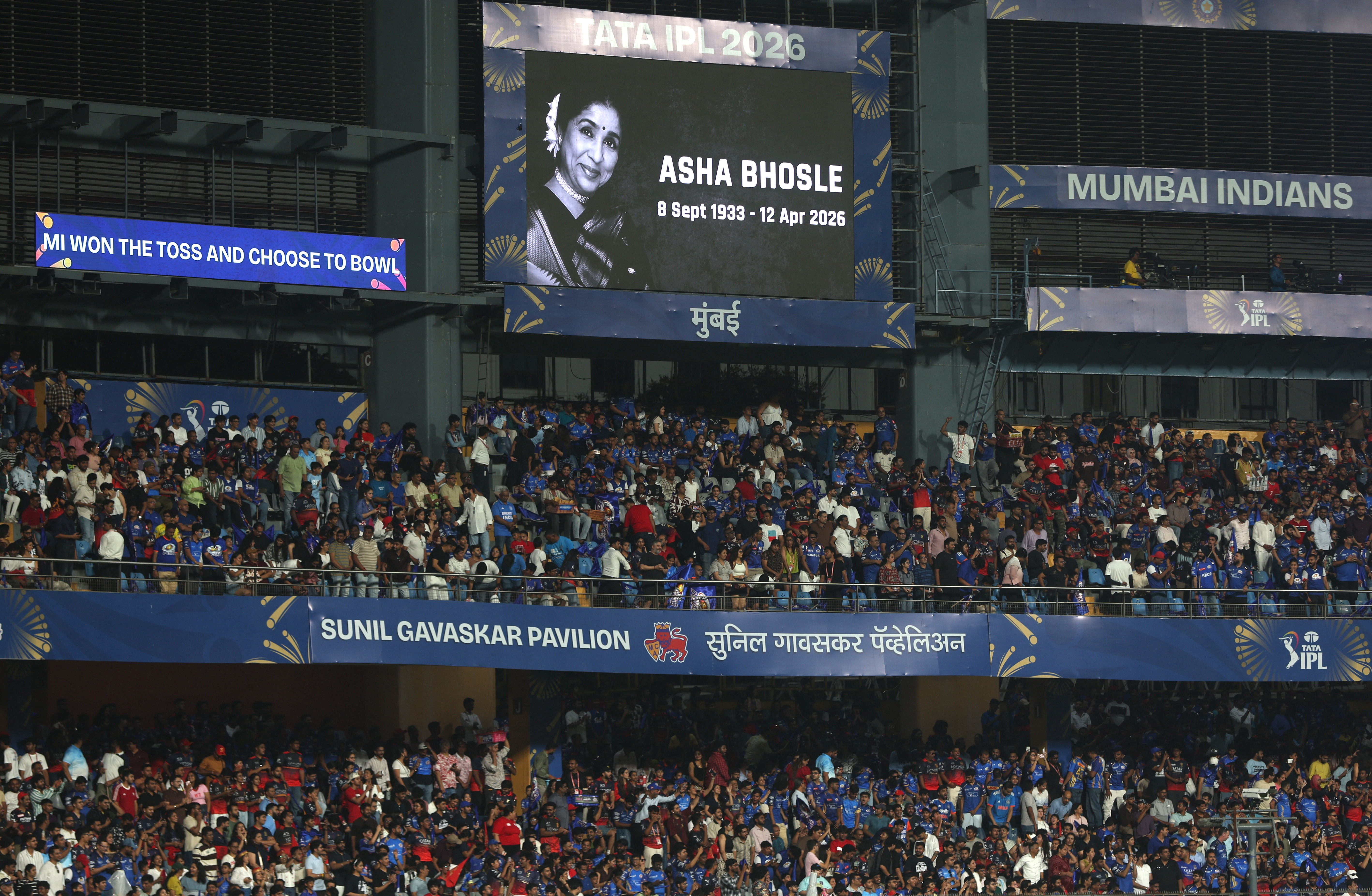 आशा भोसले का 92 साल की उम्र में निधन हुआ।