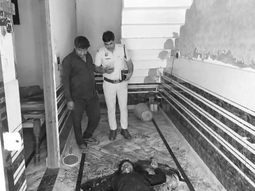 हत्या के बाद मौके पर जांच करने के लिए पहुंचे पुलिस अधिकारी।