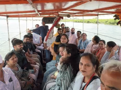 Devotees sitting in the boat were seen performing bhajans and kirtans.