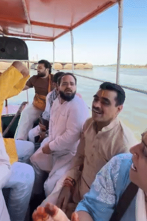 श्रद्धालु राधे-राधे के जयकारे लगा रहे थे। 'नजर सांवरे लग न जाए कहीं..' भजन गा रहे थे।
