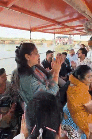 रविवार को हादसे से पहले के 4 वीडियो सामने आए। इनमें श्रद्धालु भक्ति में डूबे नजर आए। भजन-कीर्तन करते दिखाई दिए।