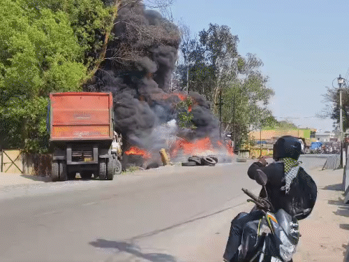 आग लगते ही कई फिट ऊपर तक दिखा धुंए का गुबार
