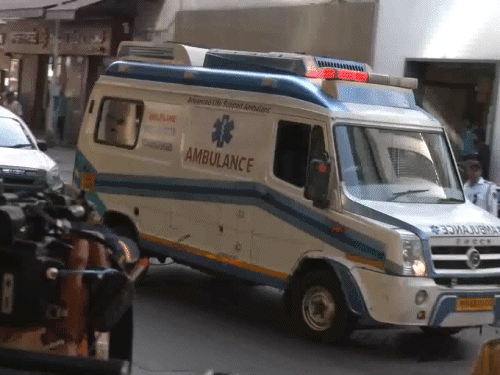 आशा भोसले का पार्थिव शरीर हॉस्पिटल से उनके घर लाया गया।