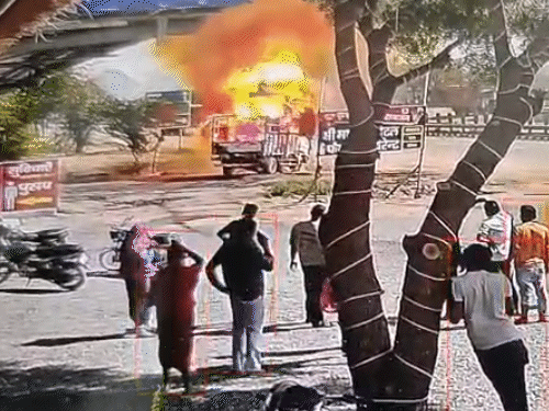 आग लगने पर होटल के पास से ट्रक को 100 मीटर दूर ले गया ड्राइवर। ट्रक से कुछ दूर लोग इकट्‌ठा हो गए।