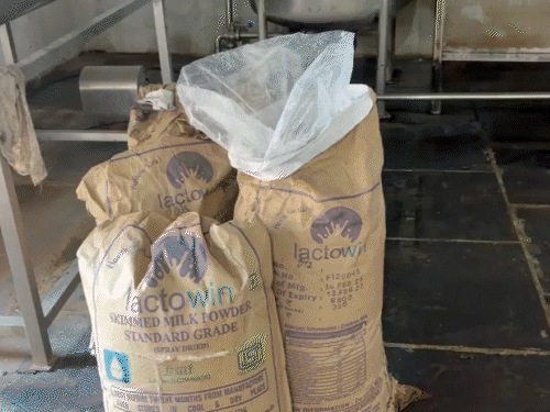 फैक्ट्री में साफ-सफाई की स्थिति का बारीकी से निरीक्षण किया।