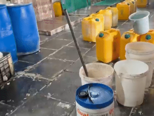 फैक्ट्री परिसर से मिल्क पाउडर के बोरे और तेल के टीन बरामद हुए।