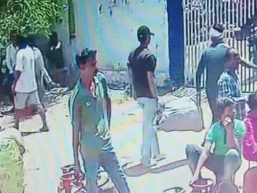 CCTV कमरे में एजेंसी के बाहर से गैस सिलेंडर चोरी करके ले जाता चोर - Dainik Bhaskar