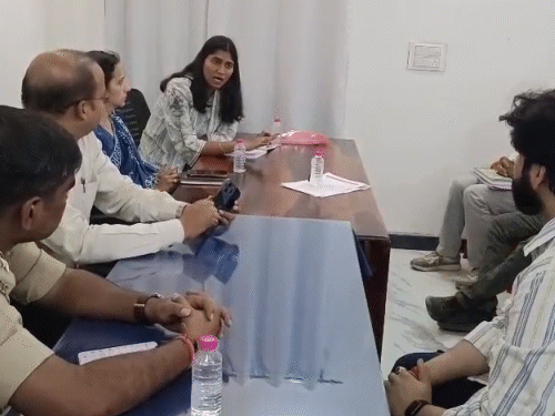 मीटिंग के दौरान श्री श्याम मंदिर कमेटी के मंत्री मानवेंद्र सिंह चौहान ने भी कलेक्टर से विभिन्न प्रस्तावों को लेकर चर्चा की।