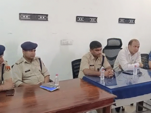 बैठक में पुलिस व प्रशासन के प्रमुख अधिकारी मौजूद रहे।