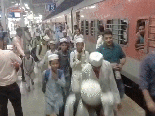 कटनी रेलवे स्टेशन पर शनिवार देर रात बच्चों को उतारा गया।