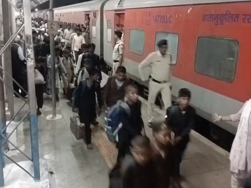 ये बच्चे पटना-पुणे एक्सप्रेस से महाराष्ट्र जा रहे थे।