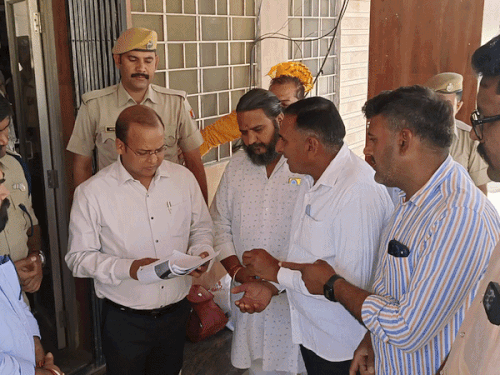 जिला कलेक्टर को ज्ञापन देते हुए व्यापार मंडल के प्रतिनिधि।