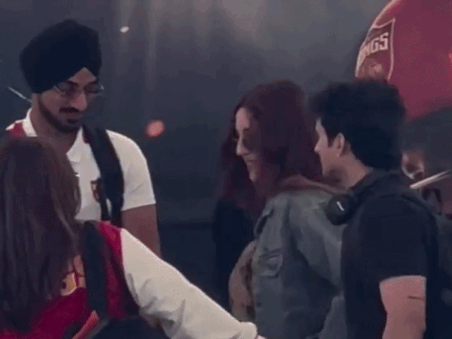 पंजाब किंग्स की जर्सी पहने लड़की को गले लगकर विदा करतीं एक्ट्रेस समरीन कौर।